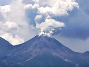 gunung laki laki lewotobi