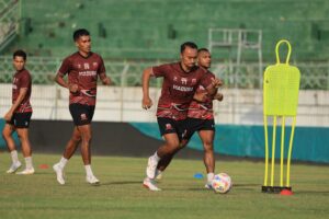 jelang derbi suramadu madura united tingkatkan intensitas latihan 1732861657