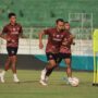 jelang derbi suramadu madura united tingkatkan intensitas latihan 1732861657