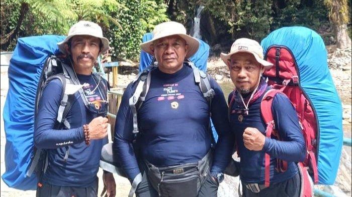 tiga pendaki yang tergabung dalam keluarga pendaki gunung dan penjelajah alam jarambah