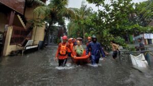 bpbd makassar mengevakuasi warga terdampak banjir 169