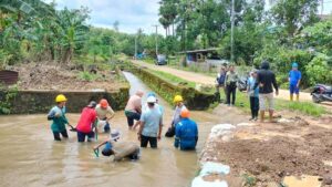 petugas pdam makassar membersihkan sedimen lumpur di sungai lekopancing 169