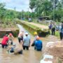 petugas pdam makassar membersihkan sedimen lumpur di sungai lekopancing 169