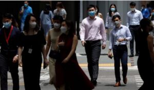 masker covid 19 reuters