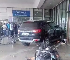 teroro mobil bandara