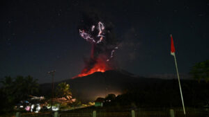 gunung lewotobi laki laki reuters