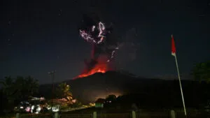gunung lewotobi laki laki reuters