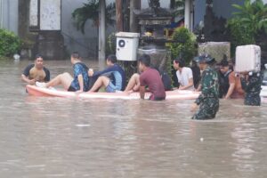 banjir tidak hanya mengganggu aktivitas wisatawan tetapi juga melumpuhkan arus lalu lintas di kawasan tersebut selama beberapa jam. foto mahendra