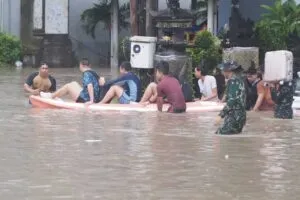 banjir tidak hanya mengganggu aktivitas wisatawan tetapi juga melumpuhkan arus lalu lintas di kawasan tersebut selama beberapa jam. foto mahendra