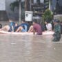 banjir tidak hanya mengganggu aktivitas wisatawan tetapi juga melumpuhkan arus lalu lintas di kawasan tersebut selama beberapa jam. foto mahendra