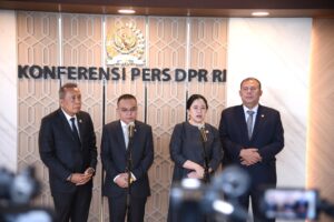 ketua dpr ri dr h c puan maharani kepada awak media di nusantara ii kompleks parlemen senayan 20250923173648