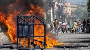 ricuh demonstran dalam protes di luar gedung parlemen di kathmandu nepal senin 892025 afpprabin ranabhat 1757399523999 169