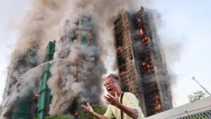 kebakaran besar menghanguskan sejumlah blok apartemen di kompleks permukiman di hong kong pada rabu 261120215 waktu setempat 1764160229696 169