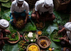 megibung tradisi makan bersama di bali dengan hida