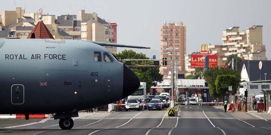 i w news 2016 06 28 724344 540x270 uniknya bandara gibraltar miliki landasan pacu sekaligus jalan raya