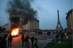 paris bakar mobil
