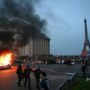 paris bakar mobil