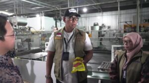 dirut bulog sidak pabrik pt kmr perintahkan penarikan seluruh produk minyakita yang diindikasikan berbau solar 1782710220893 169