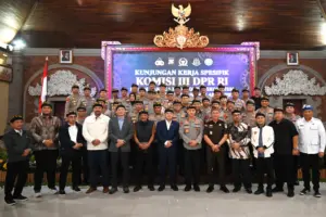 wakil ketua komisi iii dpr ri dede indra permana soediro didampingi anggota komisi iii dpr berfoto 20260925200509