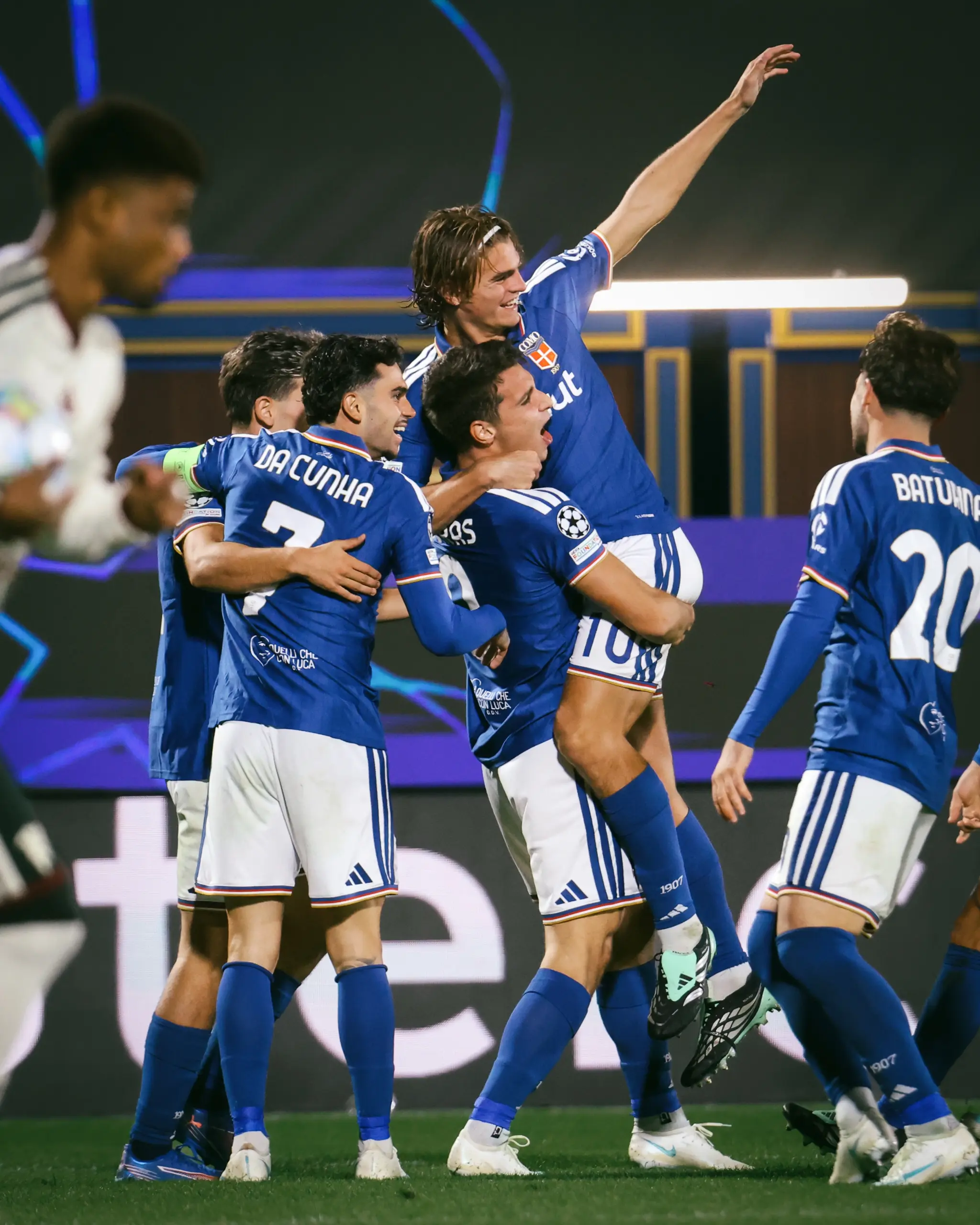 🇬🇧 como 1907 secured three points against manchester united at the sinigaglia this evening,3