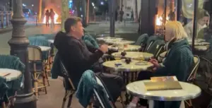 kekasih asyik rusuh paris