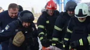 layanan darurat ukraina kereta diserang