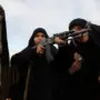 wanita iran menembak reuters